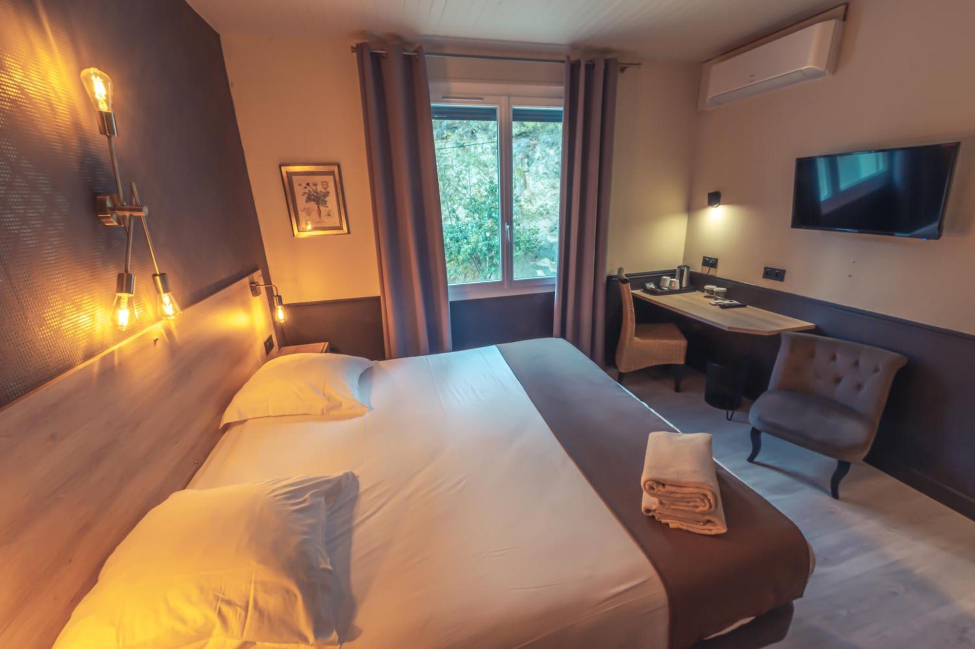 Logis Hotel Restaurant Le Plantevin Propiac Bagian luar foto