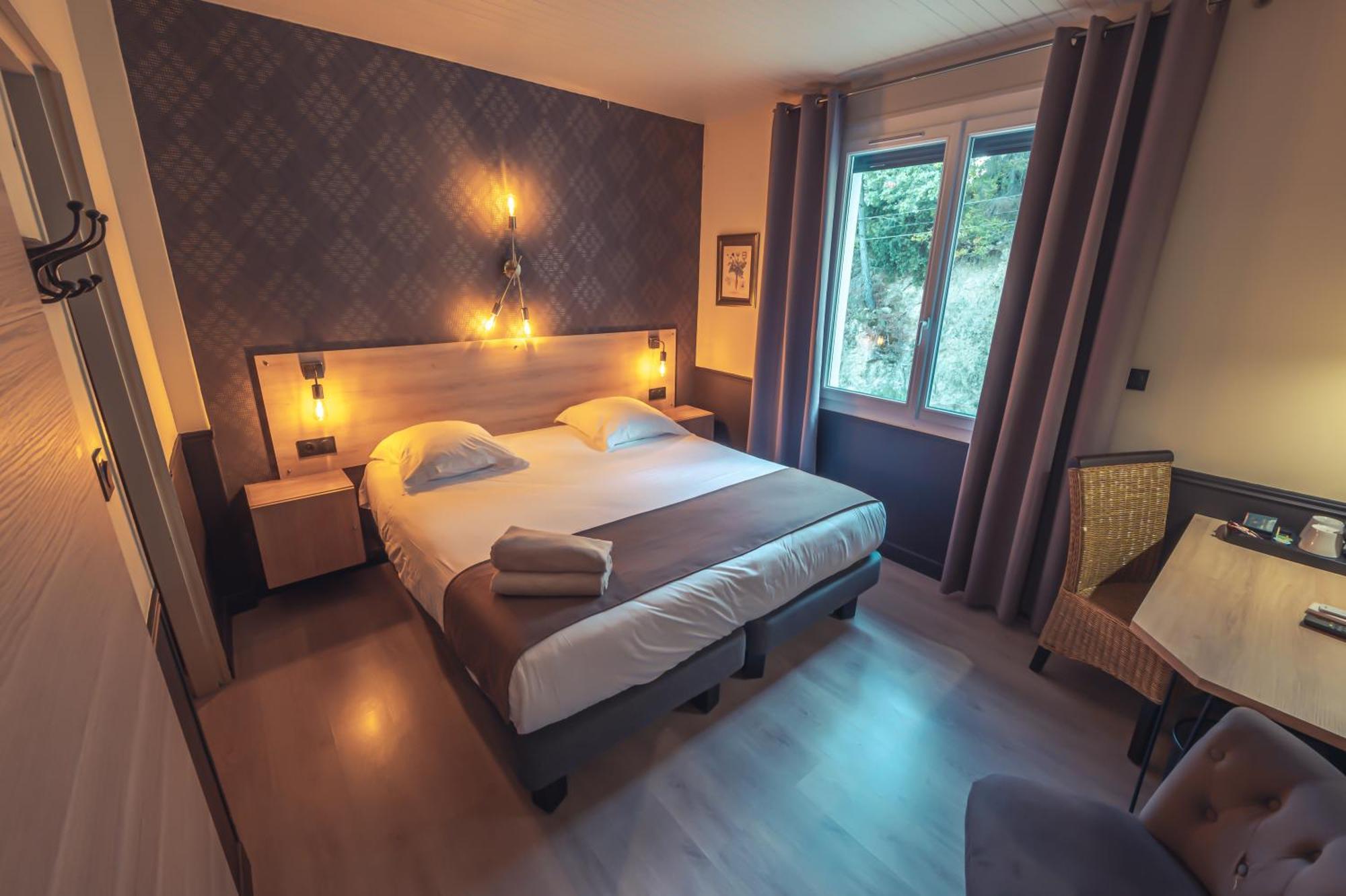 Logis Hotel Restaurant Le Plantevin Propiac Bagian luar foto